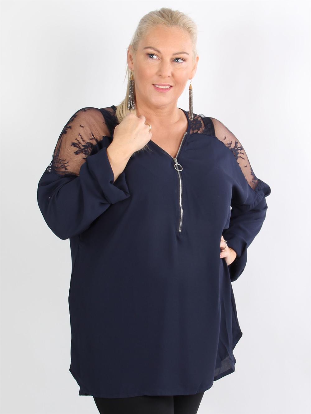 Kleo - Svart tunika med spetsar på axlarna och silverfärgad dragkedja